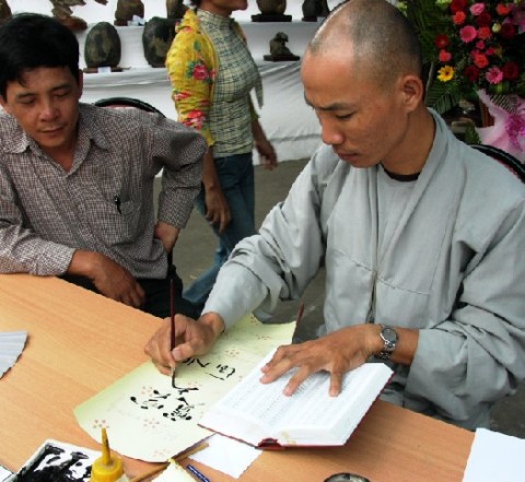 THÍCH GIÁC THIỆN - KHẮC CHỮ TRÊN ĐÁ CŨNG LÀ CÁCH THUYẾT PHÁP